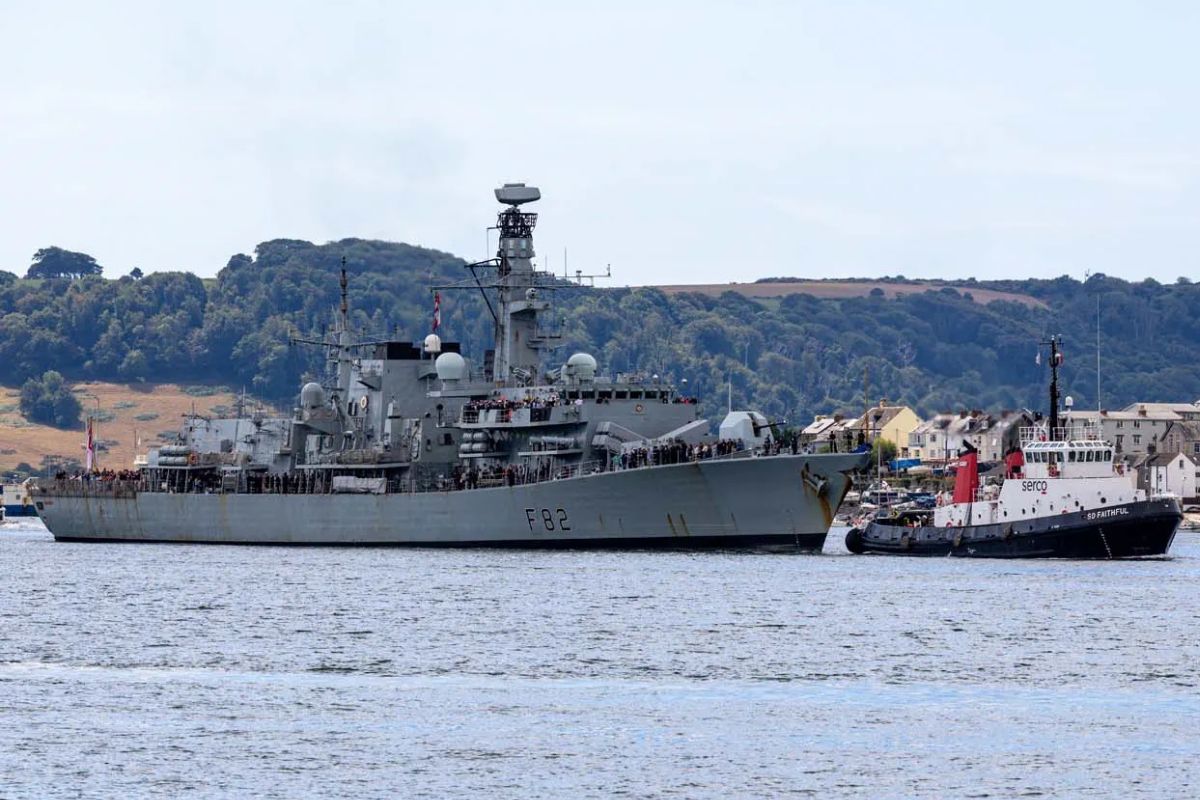 HMS Somerset being guided back into port at the end of her four-month TAPS mission.